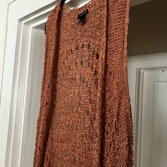 Peachy rust boho crocheted fringe open front vest - Picture 4 of 5